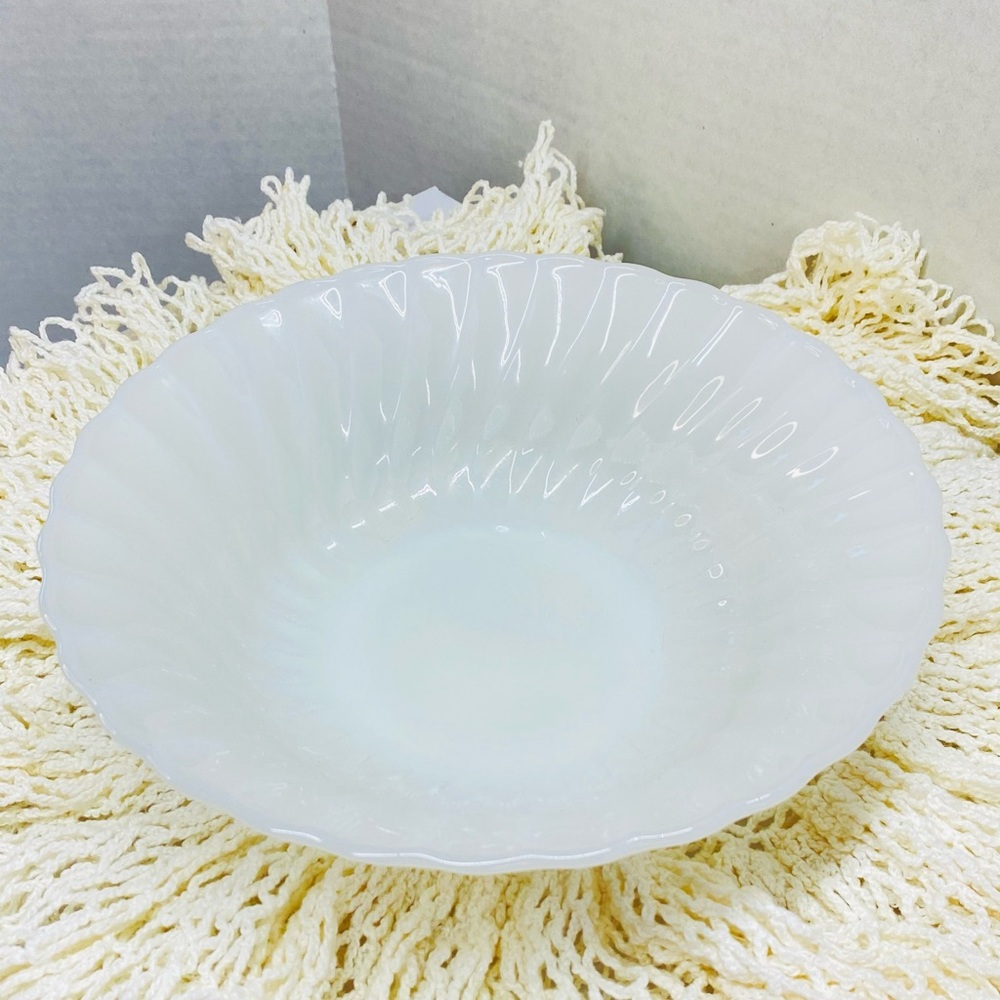 Anchor hocking vintage 8 inch serving bowl solid white oven resistant made USA